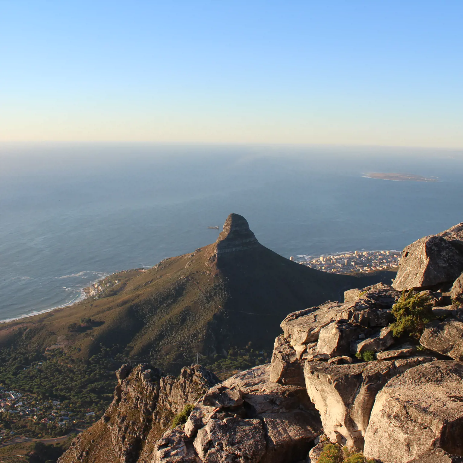 Geniesse den Panoramablick vom Tafelberg auf Kapstadt